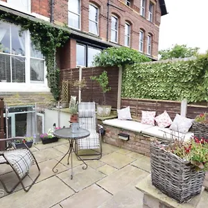https://apt-the-basement.hotelsin-chester.com