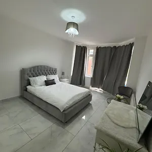 https://elegant-estates-humble-abode-room-2.hotelsin-chester.com